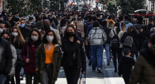 Bilim Kurulu Üyesi Özlü: Açık Havada Maske Kullanmanın Bir Anlamı Kalmadı