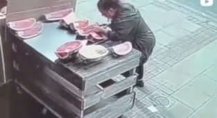 Bir Kadın Manav Tezgahındaki Karpuzu Isırıp Kaçtı