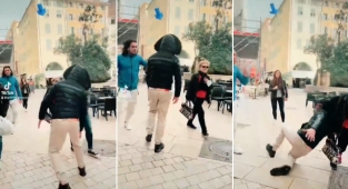 Bir Turist, Kadınları Taciz Eden Afgan'ı Yere Serdi