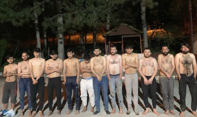 Bulgarlar Kaçak Göçmenleri Soyup Türkiye'ye Geri Yolladı: 187 Kaçak Göçmen Yarı Çıplak Halde Ormanda Bulundu
