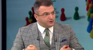 Cem Küçük: Yok Suriyeliler Yüzünden Açız, Yok Mülteciler Yüzünden Sosyoekonomik Şartlar Bozuldu