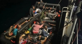 Çeşme'de Yunanistan'ın Geri İttiği 25 Kaçak Göçmen Kurtarıldı