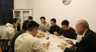 Değişmeyen Bir Ramazan Klasiği: AKP'li Cumhurbaşkanı Erdoğan Öğrenci Evinde İftar Yaptı
