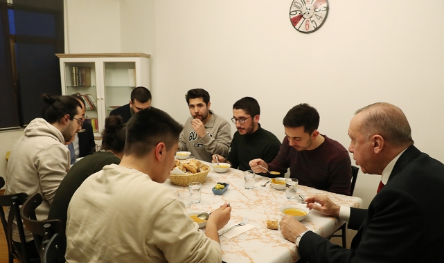 Değişmeyen Bir Ramazan Klasiği: AKP'li Cumhurbaşkanı Erdoğan Öğrenci Evinde İftar Yaptı