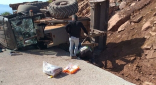 Devrilen İş Makinesinin Operatörü Makinenin Altında Kalarak Can Verdi