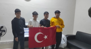Diyarbakır'da Kurumun Önündeki Türk Bayrağını Alan Çocukla İlgili Gerçek Ortaya Çıktı