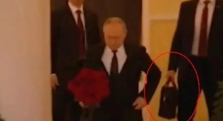 Eli Kanlı Rus Diktatörü Putin, Rus Faşist Jirinovski'nin Cenazesine Nükleer Çantayla Katıldı