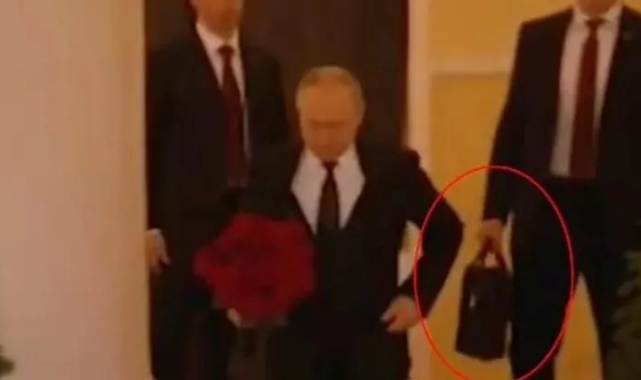 Eli Kanlı Rus Diktatörü Putin, Rus Faşist Jirinovski'nin Cenazesine Nükleer Çantayla Katıldı