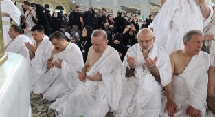 Erdoğan Suudi Arabistan'da: Bakanlarla Birlikte Umre Ziyareti 