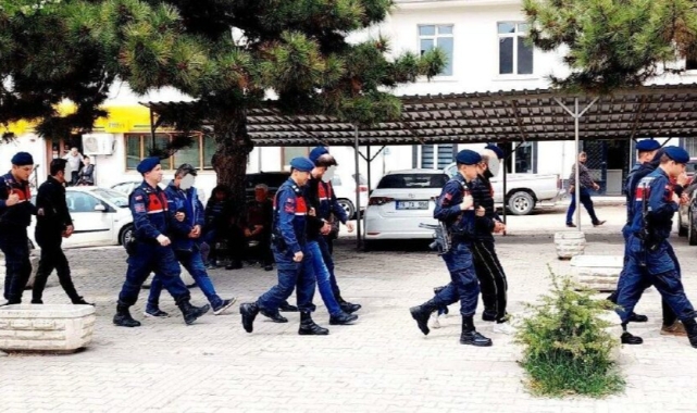 Eskişehir'de Kaçak Kazı Yapan 5 Defineci 14 Metrelik Çukurda Yakalandı