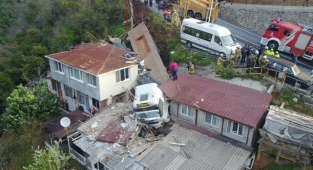 Gecekondunun Üstüne TIR Düştü