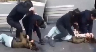 Genç Kızı Parkta Tekme Tokat Dövüp Kameraya Kaydettiler