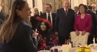 Halka Simit Öneren Hülya Avşar Dolmabahçe Sarayı'nda Erdoğan'la Eğlendi