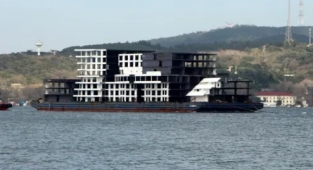 İstanbul Boğazı'ndan 'Apartman' Geçti