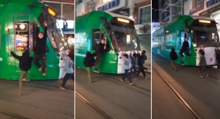 İstanbul'da Suriyeli Çocuklar Tramvaya Asıldı 