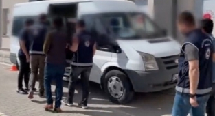 Kaçak Göçmenlere Sahte Kimlik Çıkartan Afganlar Tutuklandı