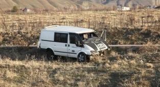 Kaçak Göçmenleri Taşıyan Minibüs Devrildi: 4 Ölü 25 Yaralı