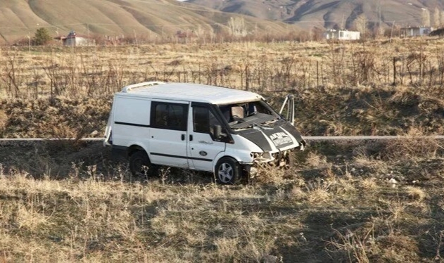 Kaçak Göçmenleri Taşıyan Minibüs Devrildi: 4 Ölü 25 Yaralı