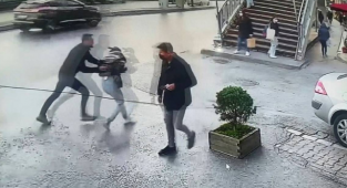 Kadını Zorla Ara Sokağa Götürüp Öldürdü