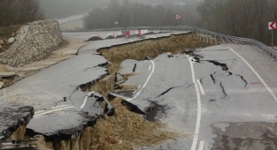 Karadeniz'i İstanbul'a Bağlayan Yol Tamamen Çöktü
