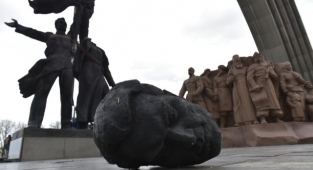 Kiev'deki Rusya-Ukrayna Dostluk Anıtı Yıkıldı
