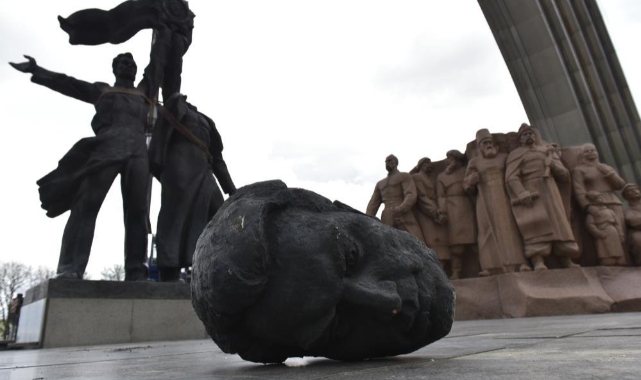 Kiev'deki Rusya-Ukrayna Dostluk Anıtı Yıkıldı