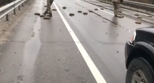 Kiev Yolunda Askerler 'Ayaklarıyla İterek' Mayın Temizleme Çalışması Yaptı