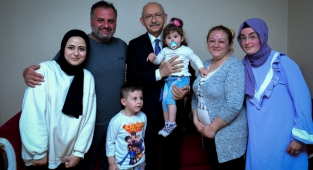 Kılıçdaroğlu Elektriği Kesilen Aileyi Ziyaret Etti: Hiçbirimiz Aydınlıkta Değiliz