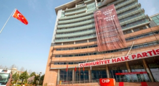 Kılıçdaroğlu'nun İktidara Göçmenler Konusundaki 4 Sorusu CHP Genel Merkezine Asıldı