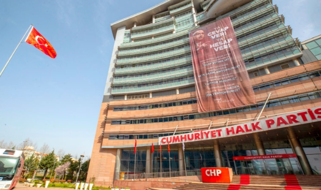 Kılıçdaroğlu'nun İktidara Göçmenler Konusundaki 4 Sorusu CHP Genel Merkezine Asıldı