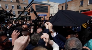 Macron'a İlk Halk Ziyaretinde Domatesli Protesto