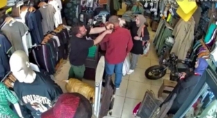 Mağazada Beğendiği Gömleği Giyip Ödeme Yapmadan Gitti