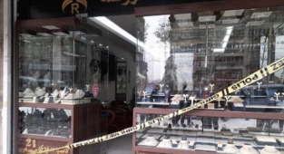 Oksijen Tüpüyle Kuyumcuyu Soyan Hırsızlar Yangın Çıkardı