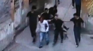 Parkta Kız Çocuğunun Fotoğrafını Çektiği İddia Edilen Şahıs Bıçaklanıp Yaralı Halde Mahallede Gezdirildi