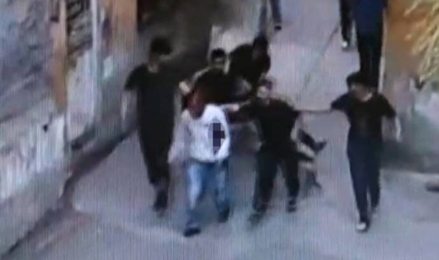 Parkta Kız Çocuğunun Fotoğrafını Çektiği İddia Edilen Şahıs Bıçaklanıp Yaralı Halde Mahallede Gezdirildi
