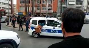 Polis Arabasının Camını Kırdığı İçin Gözaltına Alınan Zanlı Aynı Camdan Kaçmaya Çalıştı