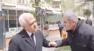 Polis Gergerlioğlu'nun Eline Eğilen Şahsı Uzaklaştırdı
