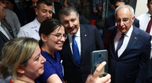 Sağlık Bakanı Fahrettin Koca Müjdeyi Verdi: Ben Esnafla Tokalaşmaya Başladım