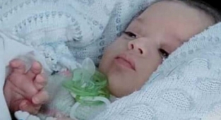 Sehpanın Kenarına Tutunarak Yürümeye Çalışan Bebek Düşerek Hayatını Kaybetti