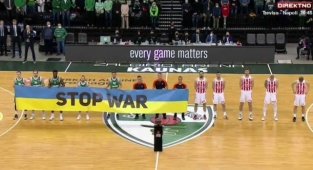 Sırp Basketbol Takımı Ukrayna Bayrağını Reddetti: Litvanyalı Taraftarlar 'Slava Ukraini' Sloganıyla Yanıt Verdi