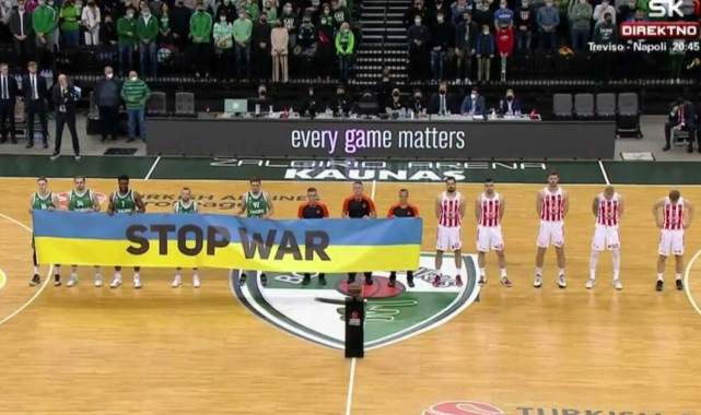 Sırp Basketbol Takımı Ukrayna Bayrağını Reddetti: Litvanyalı Taraftarlar 'Slava Ukraini' Sloganıyla Yanıt Verdi