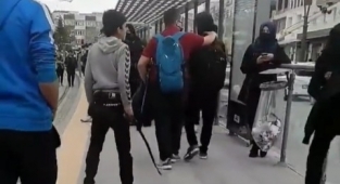 Suriyeliler Tramvaya da Kaçak Binmeye Çalıştı