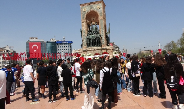 Taksim'de Başıboş Köpek, Bir Çocuğu Burnundan Isırdı