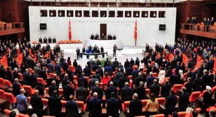 TBMM Fıkrası: Fetullahçılara Ne İstedilerse Veren AKP'nin Milletvekili Muhalefeti FETÖ'cülükle Suçladı
