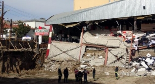 Van'da Bir AVM'nin Duvarı Çöktü