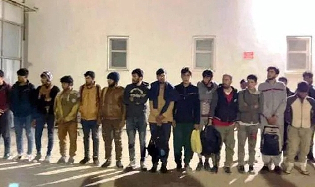 15 Kişilik Minibüsten 42 Afgan Kaçak Çıktı