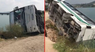 Adana'da Yol Çöktü, Otobüs Göle Devrildi