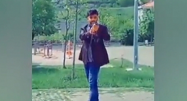 Afgan Kaçak Parkta Tam Otomatik Silahla Poz Verdi, Kız Çocuğunu Taciz Ettiği Anları TikTok'ta Paylaştı
