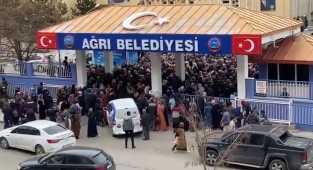 AKP'li Ağrı Belediyesi'nin Önünde Yardım İzdihamı