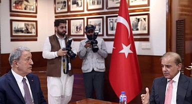 AKP'li Bakan Akar, Pakistan Başbakanı ile Görüştü